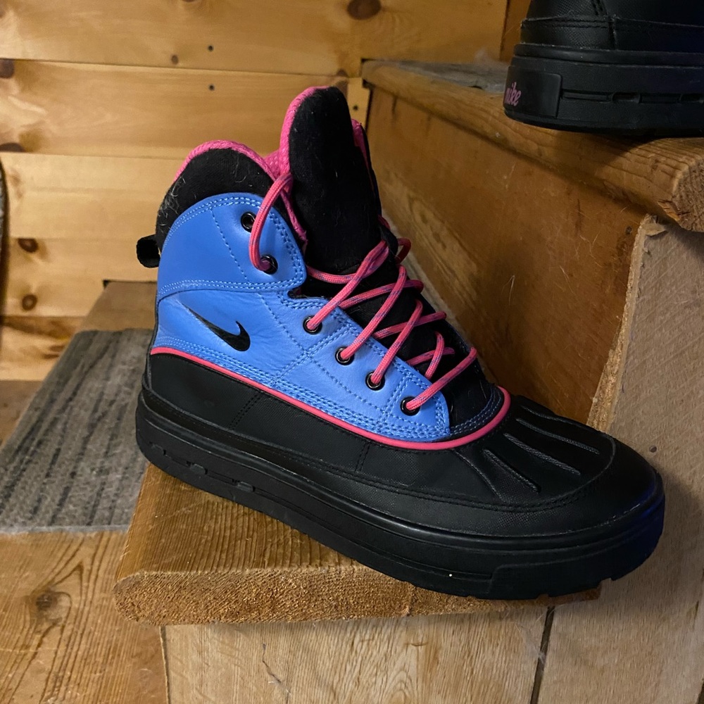 NIKE WOMENS ACG boots